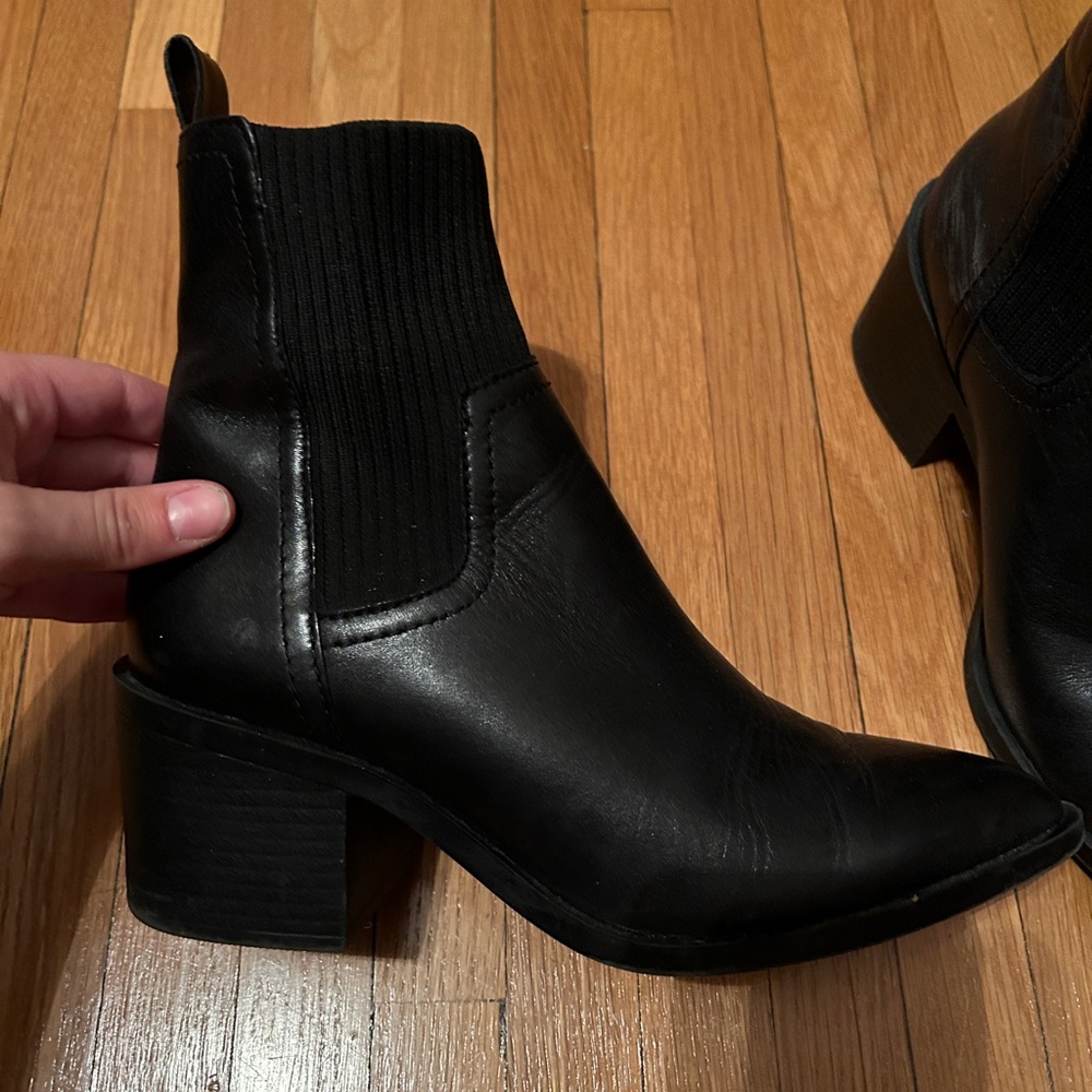 Steve Madden Black pointed toe leather booties